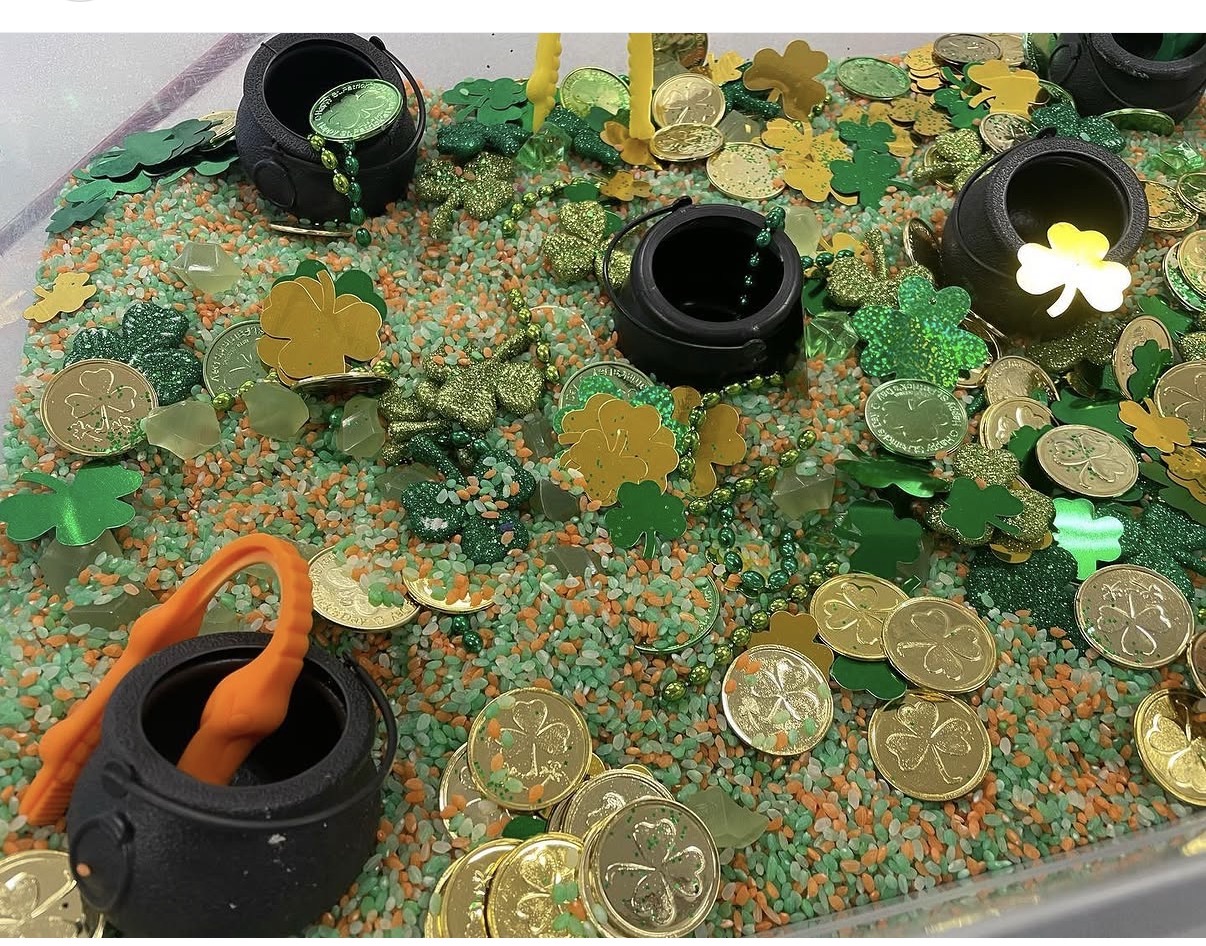 St. Patrick's Day Pot of Gold Sensory Bin ☘️🪙